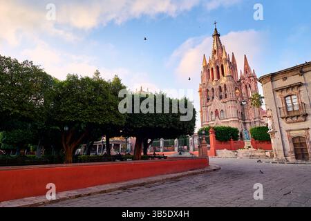 Blick auf Parroquia von San Miguel Arcángel und plaza Allende mit dem blauen Himmel, in der Stadt San Miguel de Allende, Mexiko. Weltkulturerbe. Stockfoto