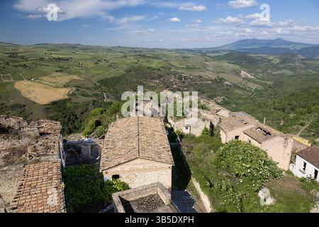 Calitri ist eine suggestive Stadt in Irpinia in der Provinz Avellino. Blick auf die Altstadt mit Geierbefestigung im Hintergrund Stockfoto