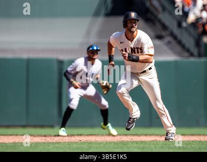 9. April 2022 San Francisco CA, USA San Francisco Center Fielder Steven Duggar (6) läuft während des MLB-Spiels zwischen den Miami Marlins und den San Francisco Giants auf die dritte Basis. Die Marlins besiegten die Giants 2-1 im Oracle Park San Francisco Kalifornien Thurman James/CSM(Bild: © Thurman James/CSM via ZUMA Press Wire) Stockfoto
