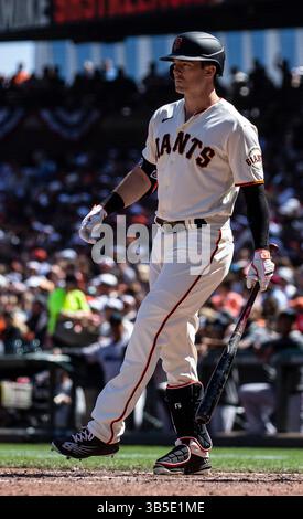 9. April 2022 San Francisco CA, USA San Francisco Right Fielder Mike Yastrzemski (5) schlug während des MLB-Spiels zwischen den Miami Marlins und den San Francisco Giants. Die Marlins besiegten die Giants 2-1 im Oracle Park San Francisco Kalifornien Thurman James/CSM(Bild: © Thurman James/CSM via ZUMA Press Wire) Stockfoto