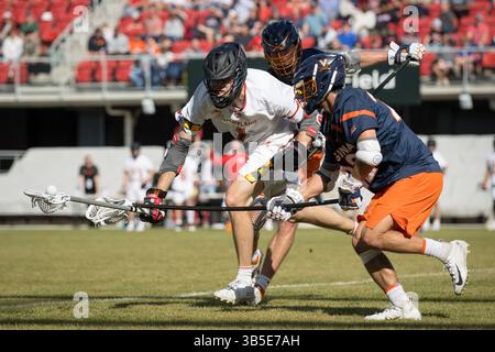 19. März 2022: Virginia Cavaliers-Verteidiger Quentin Matsui (22) versucht, die Maryland Terrapins im Audi Field in Washington, D.C. davon abzuhalten, Logan Wisnauskas (1) während des NCAA Men's Lacrosse Regular Season-Spiels zwischen den Virginia Cavaliers und den Maryland Terrapins in Besitz zu nehmen. Fotograf: Cory Royster (Credit Image: © Cory Royster/CSM via ZUMA Press Wire) Stockfoto