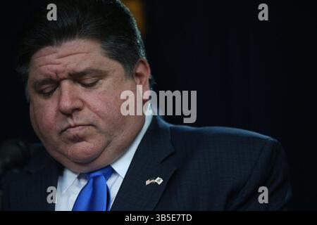 23. März 2022: Der Gouverneur von Illinois, J. B. Pritzker, gibt den ersten COVID-19-Tod im Staat während eines Nachrichtenbriefings im Thompson Center am 17. März 2020 in Chicago bekannt. (Foto: © John J. Kim/Chicago Tribune/TNS via ZUMA Press Wire) Stockfoto