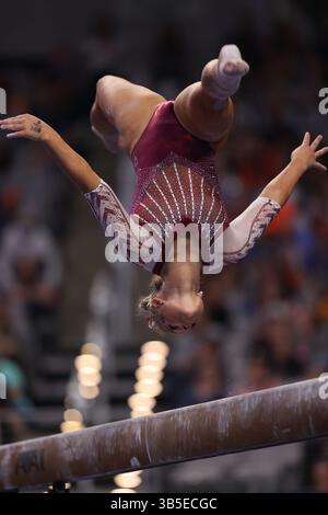 16. April 2022: Juniorin Ragan Smith an der University of Oklahoma während der NCAA Women's National Collegiate Gymnastics Championships in der Dickie's Arena in Fort Worth, Texas. Melissa J. Perenson/CSM(Kreditbild: © Melissa J. Perenson/CSM via ZUMA Press Wire) Stockfoto