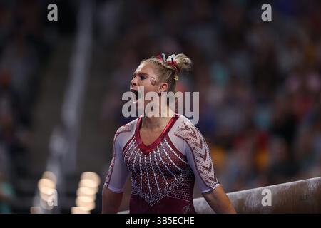 16. April 2022: Ragan Smith, Juniorin der University of Oklahoma, feiert während der NCAA Women's National Collegiate Gymnastics Championships in der Dickie's Arena in Fort Worth, Texas. Melissa J. Perenson/CSM(Kreditbild: © Melissa J. Perenson/CSM via ZUMA Press Wire) Stockfoto
