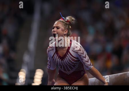 16. April 2022: Ragan Smith, Juniorin der University of Oklahoma, feiert während der NCAA Women's National Collegiate Gymnastics Championships in der Dickie's Arena in Fort Worth, Texas. Melissa J. Perenson/CSM(Kreditbild: © Melissa J. Perenson/CSM via ZUMA Press Wire) Stockfoto