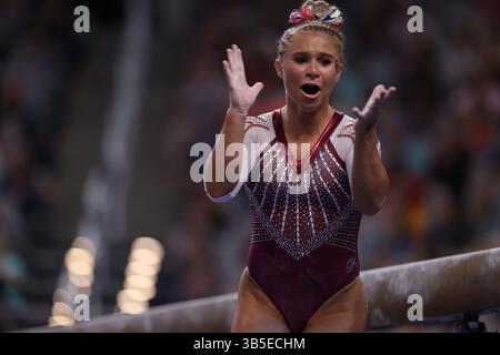 16. April 2022: Ragan Smith, Juniorin der University of Oklahoma, feiert während der NCAA Women's National Collegiate Gymnastics Championships in der Dickie's Arena in Fort Worth, Texas. Melissa J. Perenson/CSM(Kreditbild: © Melissa J. Perenson/CSM via ZUMA Press Wire) Stockfoto