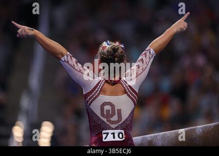 16. April 2022: Ragan Smith, Juniorin der University of Oklahoma, feiert während der NCAA Women's National Collegiate Gymnastics Championships in der Dickie's Arena in Fort Worth, Texas. Melissa J. Perenson/CSM(Kreditbild: © Melissa J. Perenson/CSM via ZUMA Press Wire) Stockfoto