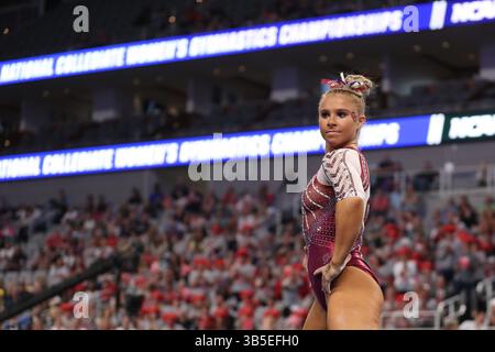 16. April 2022: Juniorin Ragan Smith an der University of Oklahoma während der NCAA Women's National Collegiate Gymnastics Championships in der Dickie's Arena in Fort Worth, Texas. Melissa J. Perenson/CSM(Kreditbild: © Melissa J. Perenson/CSM via ZUMA Press Wire) Stockfoto