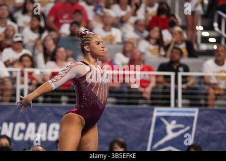 16. April 2022: Juniorin Ragan Smith an der University of Oklahoma während der NCAA Women's National Collegiate Gymnastics Championships in der Dickie's Arena in Fort Worth, Texas. Melissa J. Perenson/CSM(Kreditbild: © Melissa J. Perenson/CSM via ZUMA Press Wire) Stockfoto