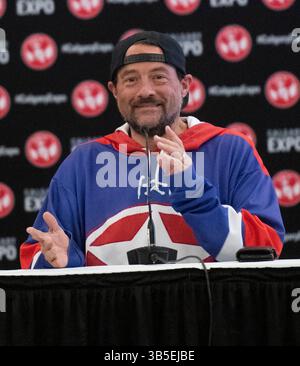 22. April 2022, Calgary, Alberta, Kanada: Kevin Smith begleitet Jason Mews auf der Bühne des â€œJay und Silent Bobâ€-Reunion auf der Calgary Comic and Entertainment Expo (Foto: © Baden Roth/ZUMA Press Wire) Stockfoto