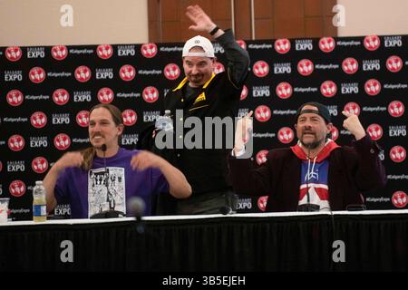 22. April 2022, Calgary, Alberta, Kanada: Kevin Smith begleitet Jason Mews auf der Bühne des â€œJay und Silent Bobâ€-Reunion auf der Calgary Comic and Entertainment Expo (Foto: © Baden Roth/ZUMA Press Wire) Stockfoto