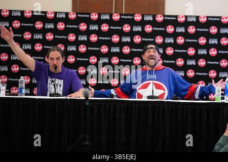 22. April 2022, Calgary, Alberta, Kanada: Kevin Smith begleitet Jason Mews auf der Bühne des â€œJay und Silent Bobâ€-Reunion auf der Calgary Comic and Entertainment Expo (Foto: © Baden Roth/ZUMA Press Wire) Stockfoto