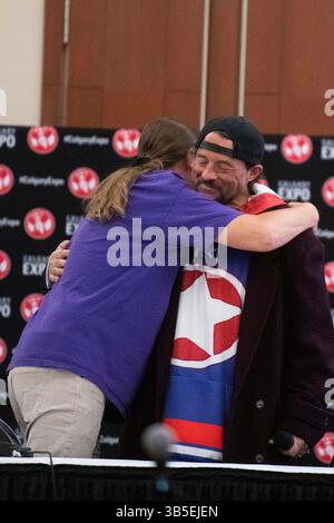22. April 2022, Calgary, Alberta, Kanada: Kevin Smith begleitet Jason Mews auf der Bühne des â€œJay und Silent Bobâ€-Reunion auf der Calgary Comic and Entertainment Expo (Foto: © Baden Roth/ZUMA Press Wire) Stockfoto
