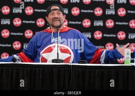 22. April 2022, Calgary, Alberta, Kanada: Kevin Smith begleitet Jason Mews auf der Bühne des â€œJay und Silent Bobâ€-Reunion auf der Calgary Comic and Entertainment Expo (Foto: © Baden Roth/ZUMA Press Wire) Stockfoto
