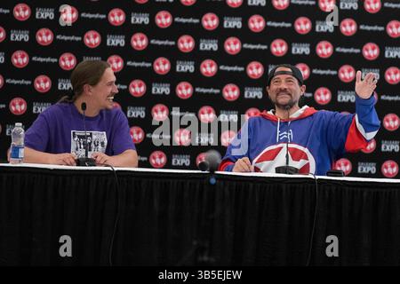22. April 2022, Calgary, Alberta, Kanada: Kevin Smith begleitet Jason Mews auf der Bühne des â€œJay und Silent Bobâ€-Reunion auf der Calgary Comic and Entertainment Expo (Foto: © Baden Roth/ZUMA Press Wire) Stockfoto