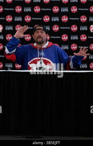 22. April 2022, Calgary, Alberta, Kanada: Kevin Smith begleitet Jason Mews auf der Bühne des â€œJay und Silent Bobâ€-Reunion auf der Calgary Comic and Entertainment Expo (Foto: © Baden Roth/ZUMA Press Wire) Stockfoto