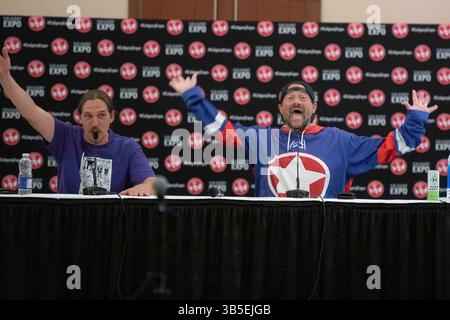 22. April 2022, Calgary, Alberta, Kanada: Kevin Smith begleitet Jason Mews auf der Bühne des â€œJay und Silent Bobâ€-Reunion auf der Calgary Comic and Entertainment Expo (Foto: © Baden Roth/ZUMA Press Wire) Stockfoto