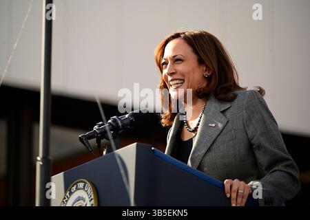 April 2022, Philadelphia, Pennsylvania, USA: US-Vizepräsidentin Kamala Harris spricht auf der Bühne in der Blecharbeiter Local 19 Hall in Philadelphia, Pennsylvania, USA, 12. April 2022 (Bild: © Bastiaan Slabbers - Pool via CNP/CNP via ZUMA Press Wire) Stockfoto