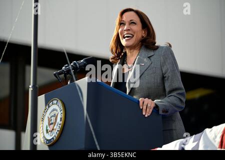 April 2022, Philadelphia, Pennsylvania, USA: US-Vizepräsidentin Kamala Harris spricht auf der Bühne in der Blecharbeiter Local 19 Hall in Philadelphia, Pennsylvania, USA, 12. April 2022 (Bild: © Bastiaan Slabbers - Pool via CNP/CNP via ZUMA Press Wire) Stockfoto