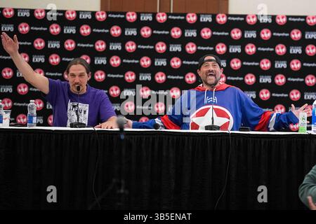 22. April 2022, Calgary, Alberta, Kanada: Kevin Smith begleitet Jason Mews auf der Bühne des â€œJay und Silent Bobâ€-Reunion auf der Calgary Comic and Entertainment Expo (Foto: © Baden Roth/ZUMA Press Wire) Stockfoto
