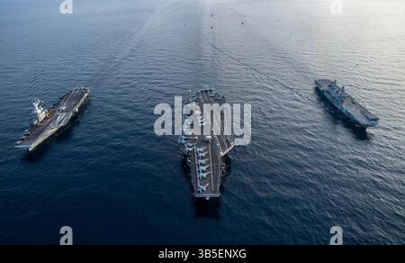 18. März 2022, Ionisches Meer, Griechenland: US-Marine der Flugzeugträger der Nimitz-Klasse USS Harry S. Truman, Mitte, segelt in Formation mit dem französischen Flugzeugträger FS Charles de Gaulle (links) und dem italienischen Flugzeugträger ITS Cavour (rechts) während der NATO-Operationen am 18. März 2022 im Ionischen Meer. Die USA und die NATO haben infolge der russischen Invasion in der Ukraine ihre militärischen Operationen in der Region verstärkt. (Kreditbild: © MC3 Bela Chambers/U.S. Navy/Planet Pix via ZUMA Press Wire) Stockfoto