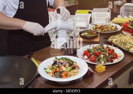 Kochen Sie in der Küche, schneidet Gemüse für Salat Stockfoto