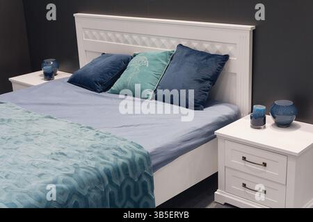 Gemütliches, modernes Schlafzimmer in weiß- und Blautönen. Innenraum Stockfoto