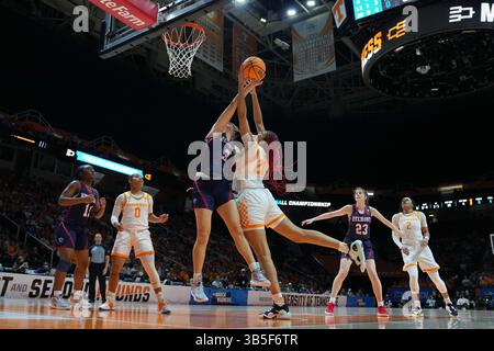 21. März 2022: Tamari Key Nr. 20 der Tennessee Lady Vols kämpft gegen Madison Bartley Nr. 3 der Belmont Bruins, um einen Rebound während eines zweiten Rundenspiels des NCAA Women's Basketball Turniers 2022 zwischen der University of Tennessee Lady Vols und der Belmont University Bruins in der Thompson Boling Arena in Knoxville, TN Tim Gangloff/CSM (Credit Image: © Tim Gangloff/CSM via ZUMA Press Wire) Stockfoto