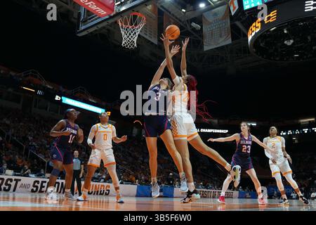 21. März 2022: Tamari Key Nr. 20 der Tennessee Lady Vols kämpft gegen Madison Bartley Nr. 3 der Belmont Bruins, um einen Rebound während eines zweiten Rundenspiels des NCAA Women's Basketball Turniers 2022 zwischen der University of Tennessee Lady Vols und der Belmont University Bruins in der Thompson Boling Arena in Knoxville, TN Tim Gangloff/CSM (Credit Image: © Tim Gangloff/CSM via ZUMA Press Wire) Stockfoto