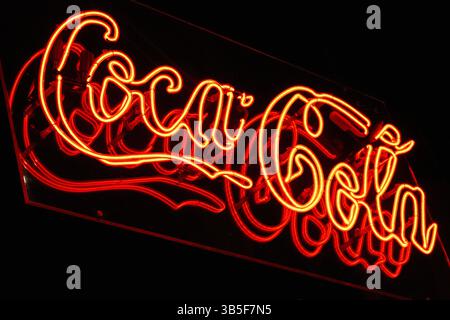 Coca-Cola Neonbeschilderung im Atlanta History Center in Buckhead, Atlanta, Georgia. (USA) Stockfoto