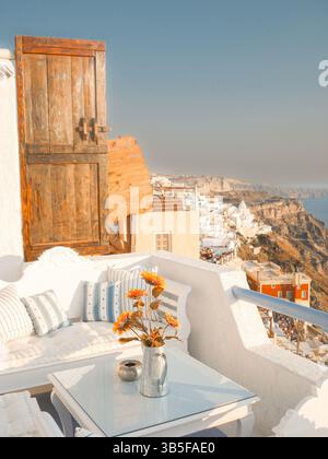 Farbenfrohe Terrasse mit Blick auf Santorin mit rustikalen Holztüren Stockfoto