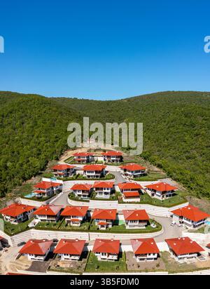 Blick aus der Vogelperspektive auf ein Einfamilienhaus auf dem Hügel im Seebad St. Vlas, Burgas, Bulgarien Stockfoto