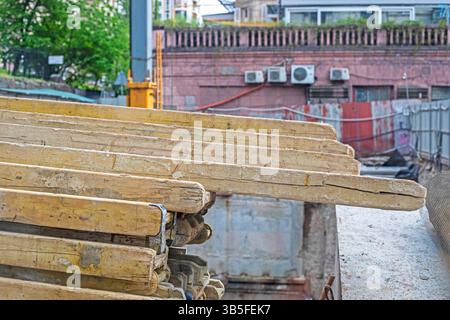 Holzbalken für den Bau im Innenhof Stockfoto
