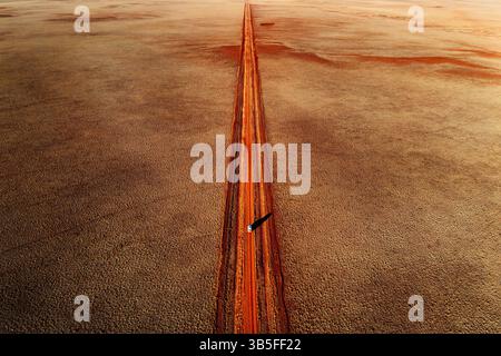 Luftaufnahme einer endlosen roten Wüstenstrecke im Outback Australia. Stockfoto