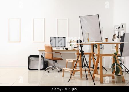 Innenraum des Studios mit Arbeitsplatz, Tisch und professioneller Ausrüstung für Fotografen Stockfoto