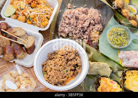 Traditionelle Nordische Lokale Thailändische Küche. Würziger Fleisch- und Chili-Dip und streakige Schweinefleisch-Wurst mit knusprigem Knistern. Draufsicht, Hintergrund. Stockfoto
