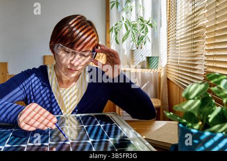 Geschäftsfrau mit Augmented-Reality-Brille Analyse-Solarmodul, Arbeit im Home Office in der Erneuerbare-Energien-Industrie. Stockfoto