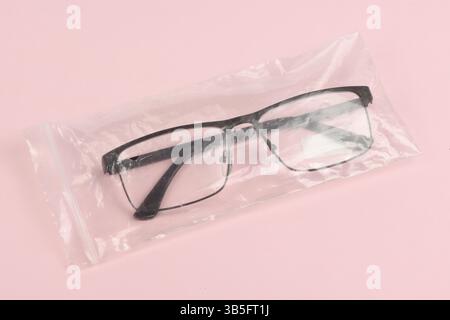 Lesebrille isoliert auf rosa Hintergrund. Modebrille für Mann und Frau. Hochauflösendes Foto. Volle Schärfentiefe. Stockfoto