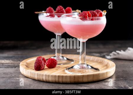 Eleganter französischer Martini-Cocktail auf Holztisch Stockfoto