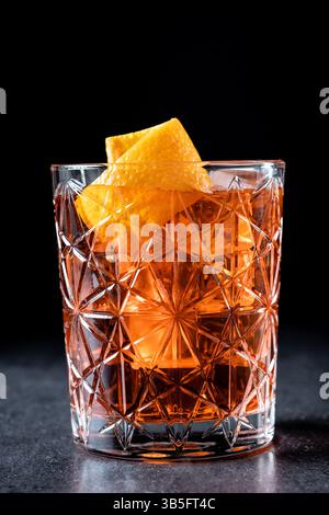 Americano Cocktail garniert mit Twist Orange auf Holztisch Stockfoto