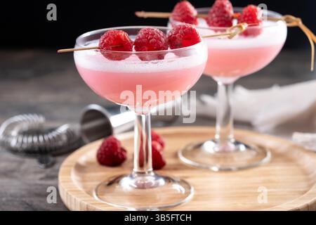 Eleganter französischer Martini-Cocktail auf Holztisch Stockfoto