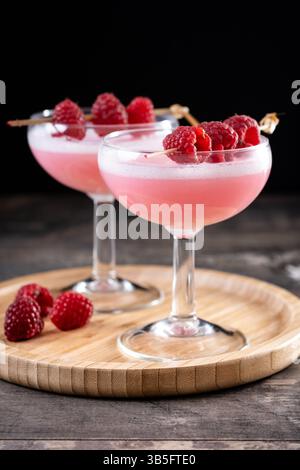 Eleganter französischer Martini-Cocktail auf Holztisch Stockfoto
