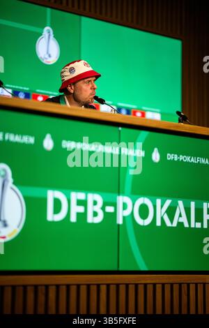 KÖLN, DEUTSCHLAND - 1. MAI 2025: Alexander Straus, Cheftrainer des DFB-Pokals Frauen-Pokals, Spiel FC Bayern München gegen SV Werder Bremen AT Stockfoto
