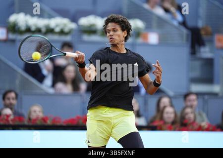 Gabriel Diallo aus Kanada im Kampf gegen Lorenzo Musetti aus Italien während der Mutua Madrid Open 2025, ATP Masters 1000 und WTA 1000, Tennisturnier am 1. Mai 2025 in Caja Magica in Madrid, Spanien Stockfoto
