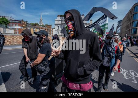 London, Großbritannien. Mai 2025. Maskierte Teilnehmer, die während des maimarsches gesehen wurden. Der alljährliche maimarsch führte durch die Londoner Innenstadt zum Trafalgar Square, wo eine Kundgebung stattfand. Die internationale Veranstaltung verteidigt die Arbeitnehmerrechte auf der ganzen Welt und wird von Gewerkschaften, Wanderarbeitern und Gemeindegruppen weltweit unterstützt 137. Quelle: SOPA Images Limited/Alamy Live News Stockfoto