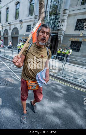 London, Großbritannien. Mai 2025. Ein Mann, der während des jährlichen marsches am Mai marschierte. Der alljährliche maimarsch führte durch die Londoner Innenstadt zum Trafalgar Square, wo eine Kundgebung stattfand. Die internationale Veranstaltung verteidigt die Arbeitnehmerrechte auf der ganzen Welt und wird von Gewerkschaften, Wanderarbeitern und Gemeindegruppen weltweit unterstützt 137. Quelle: SOPA Images Limited/Alamy Live News Stockfoto