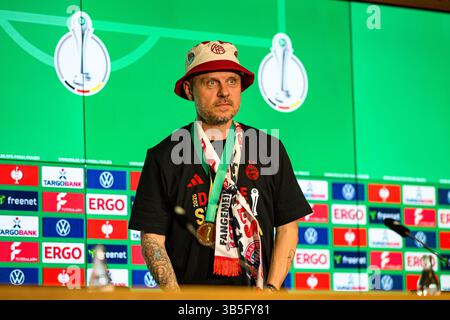 KÖLN, DEUTSCHLAND - 1. MAI 2025: Alexander Straus, Cheftrainer des DFB-Pokals Frauen-Pokals, Spiel FC Bayern München gegen SV Werder Bremen AT Stockfoto