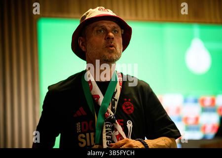 KÖLN, DEUTSCHLAND - 1. MAI 2025: Alexander Straus, Cheftrainer des DFB-Pokals Frauen-Pokals, Spiel FC Bayern München gegen SV Werder Bremen AT Stockfoto