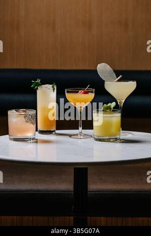 Auswahl an bunten Cocktails auf dem Tisch Stockfoto
