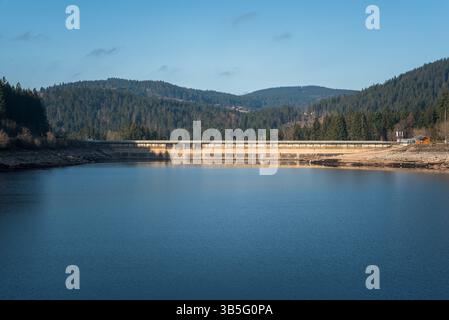 Staumauer am Schluchsee, einem Stausee im Schwarzwald von Baden-Württemberg Stockfoto